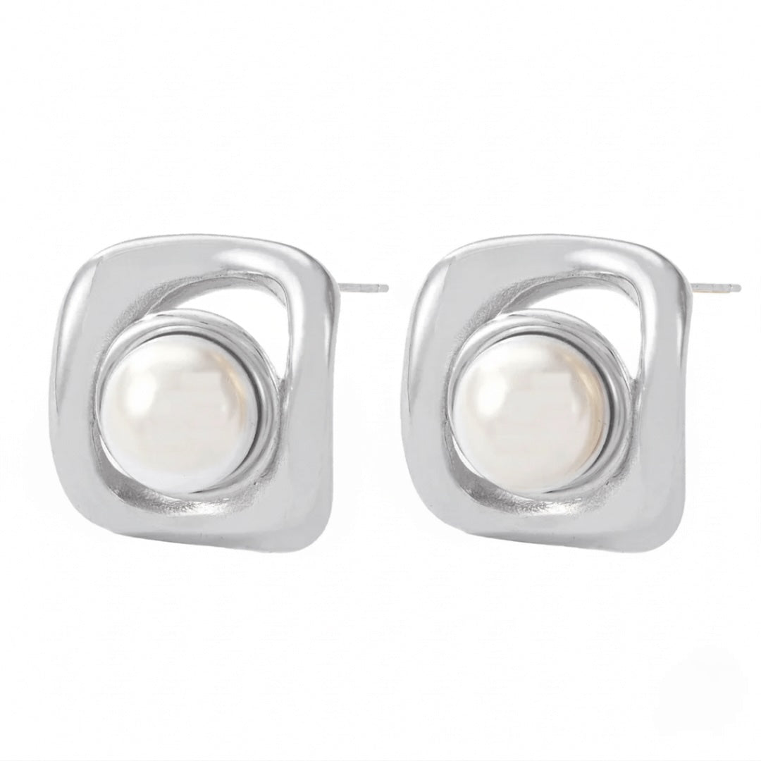 A pair of Vintaras Noa
Pearl earring Silver on a white background