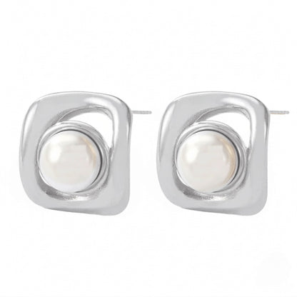 A pair of Vintaras Noa
Pearl earring Silver on a white background